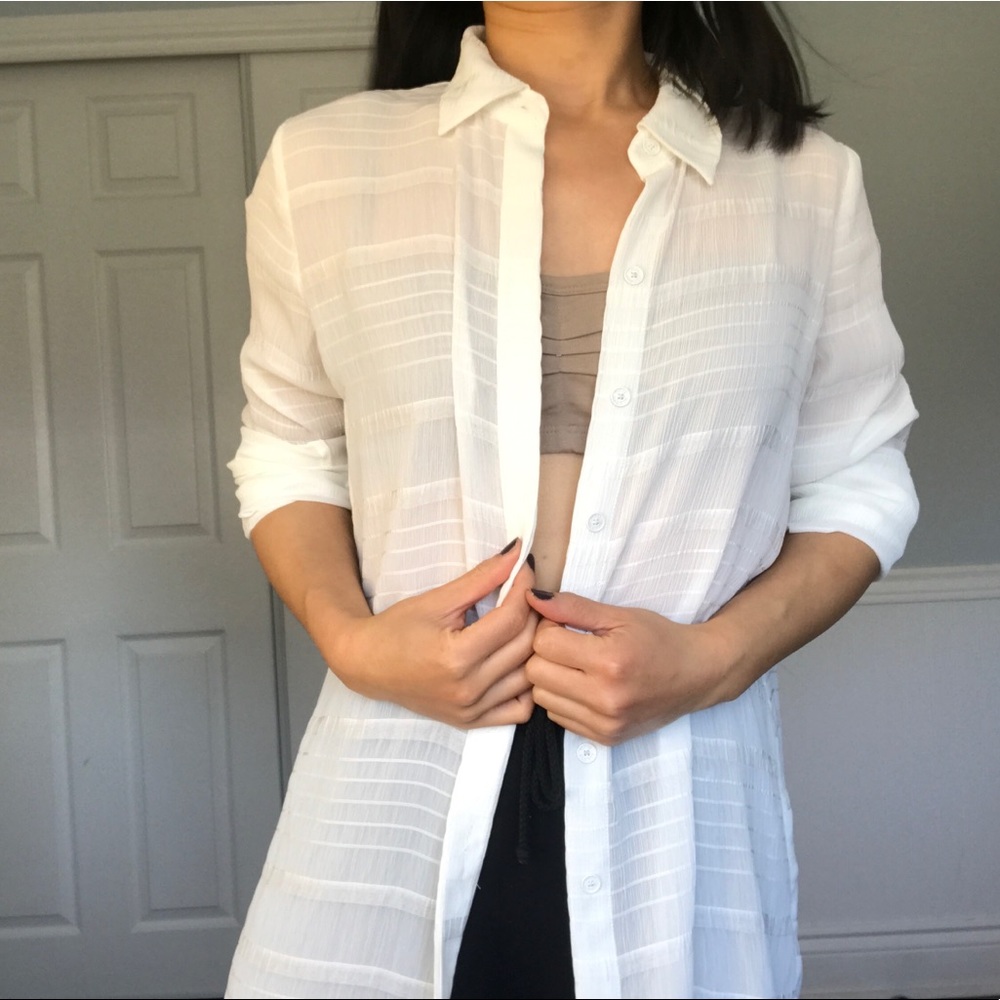 Vince Camuto Sheer Button-up Collar Tunic in White. Women’s size XS.